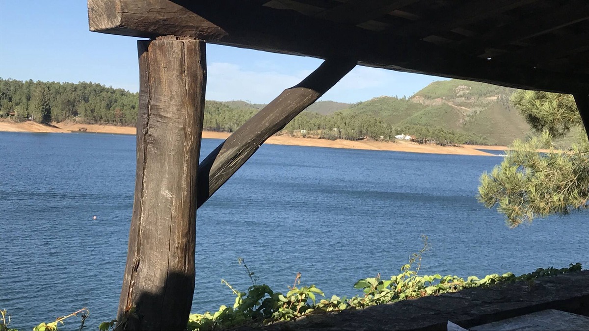 Nossa Senhora do Pranto House | Castelo de Bode - House by the water