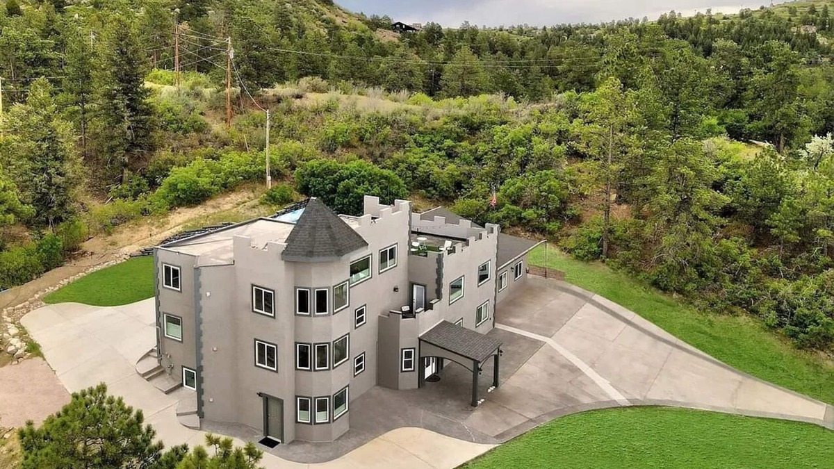 Castle Rock House | Castle 10BR 8BA Sleep20 Accessible CamperParking Shop Golf