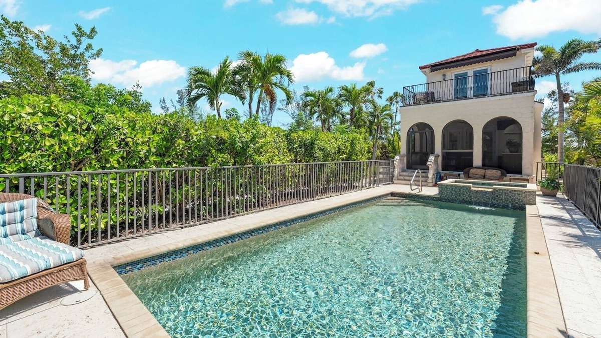 The Dunes House | Castle By The Sea: Luxurious Beach Home on Lake!