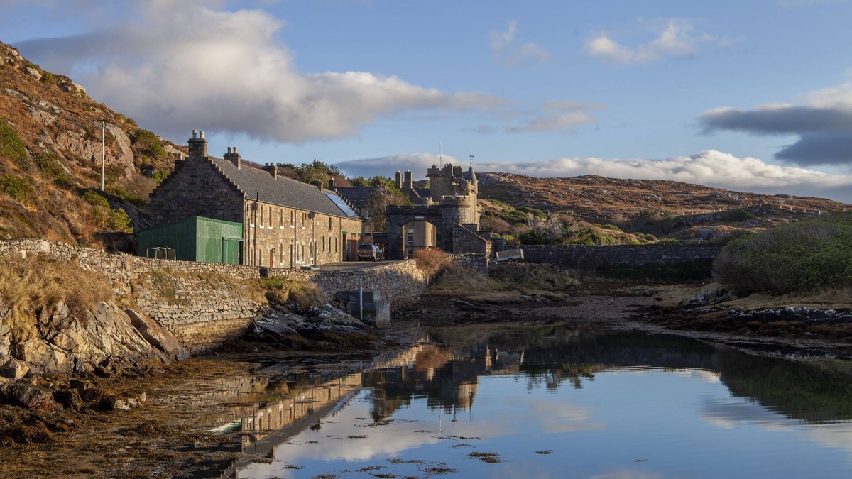 Harris Cottage | Castle Cottage - sleeps 6 guests in 3 bedrooms