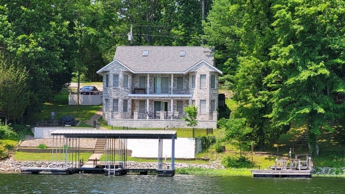Goreville House | Castle Cove Lakefront Home