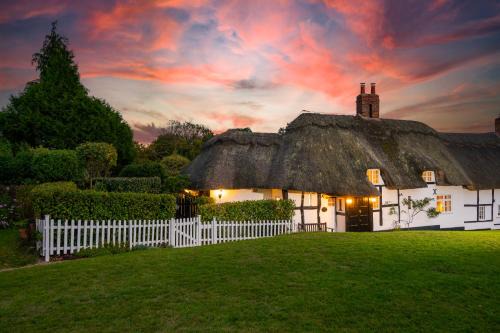 Kenilworth House | Castle Hill Cottage on a Scheduled Monument