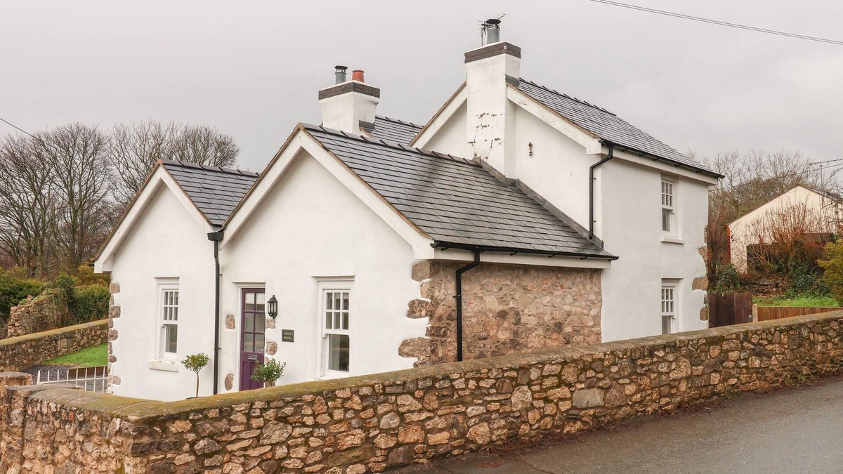 Meliden Cottage | CASTLE HOUSE, pet friendly, character holiday cottage in Dyserth