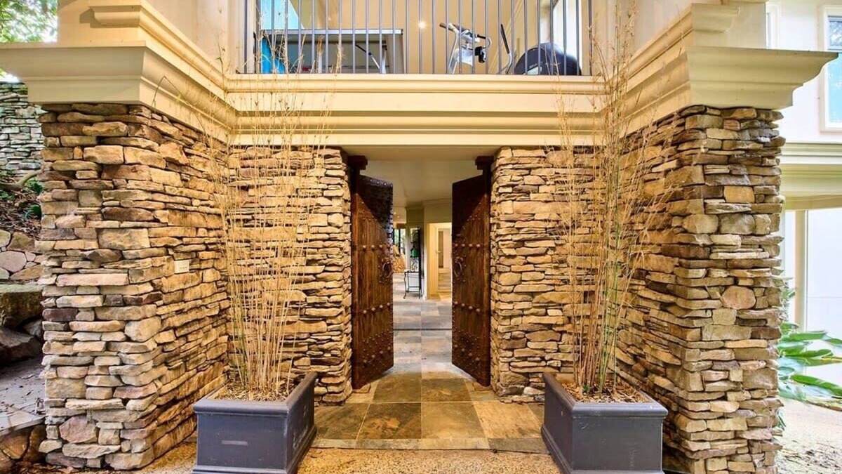 Ferny Creek Villa | Castle in Ferny Creek with Pool