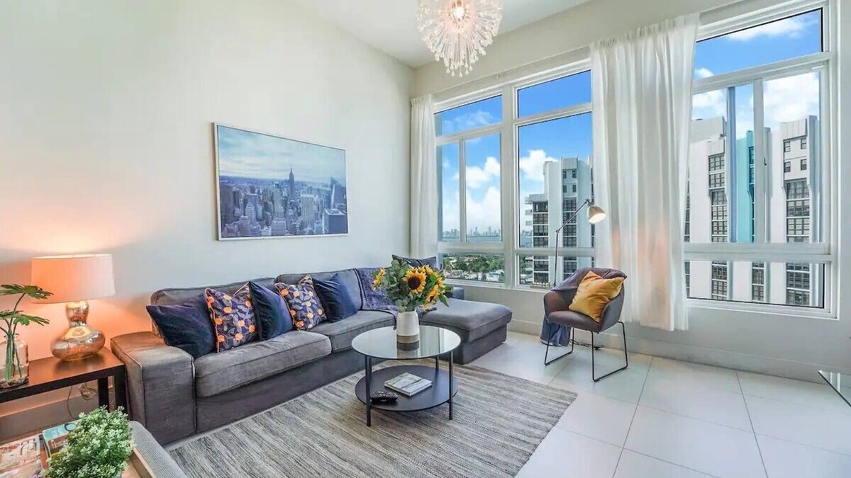Miami Beach Condo | Castle PH11 Penthouse with bay views, Balcony, Pool, Gym & Free parking. Steps from the beach.