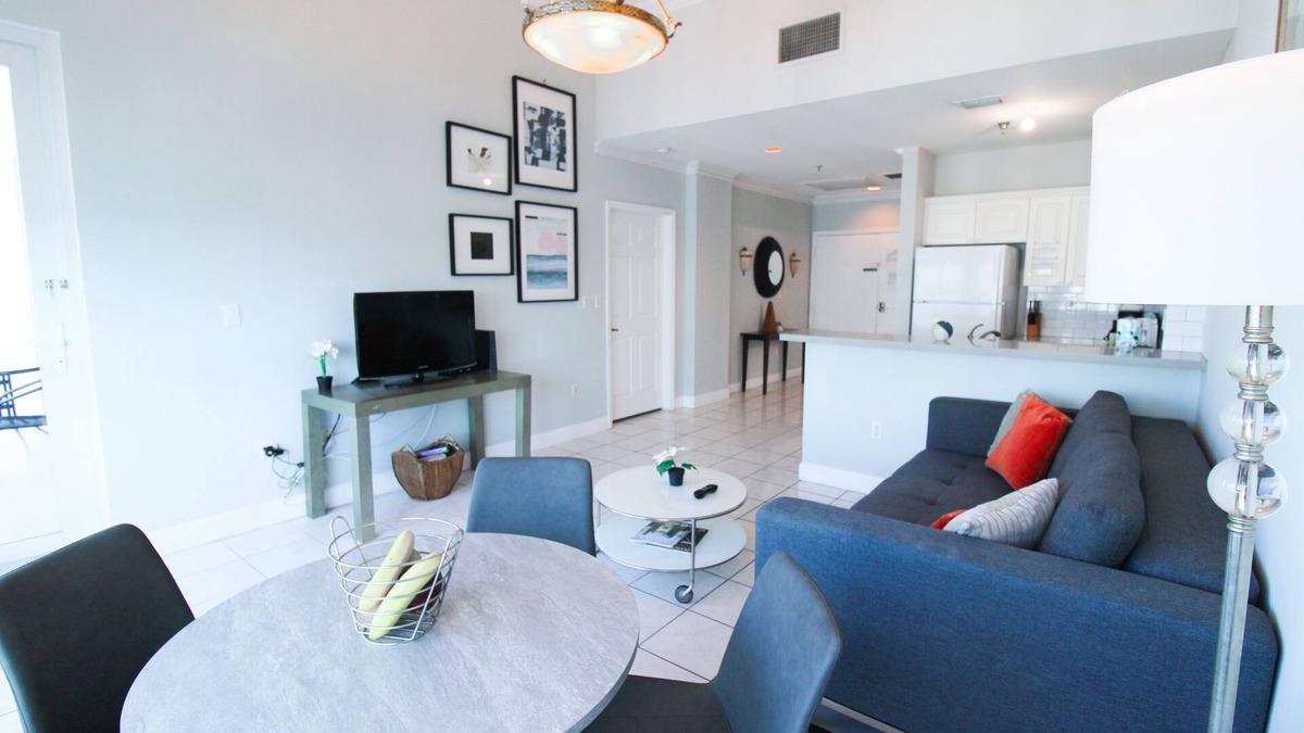 Seybold Condo | Castle Ph12 Bay View Penthouse, Pool, Gym and Beach Access, and Free valet parking!