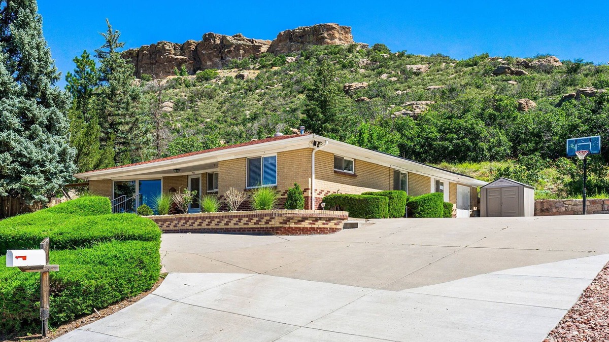 Castle Rock House | CASTLE ROCK - EXPLORERS WONDERLAND-WALK TO DOWNTOWN!