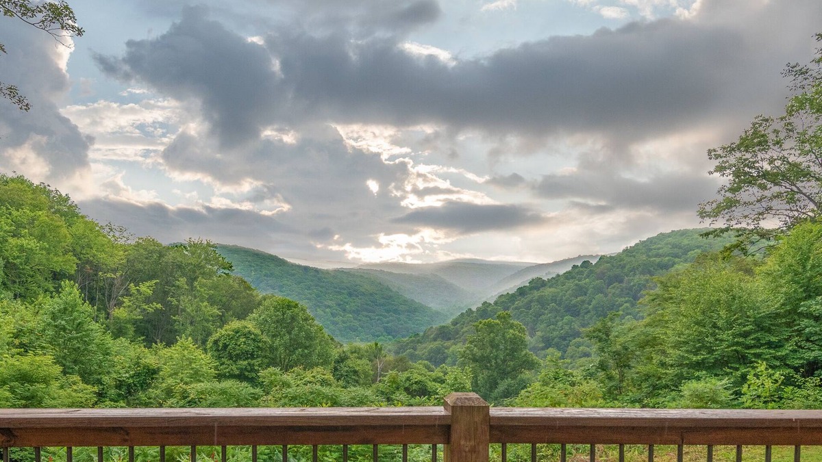 Friendsville House | Castle-Style Escape w/Lake & Ski Access