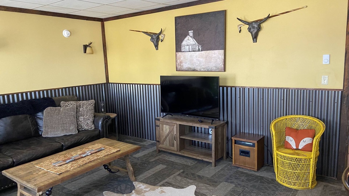 White Sulphur Springs House | Castle View Loft Downtown WSS