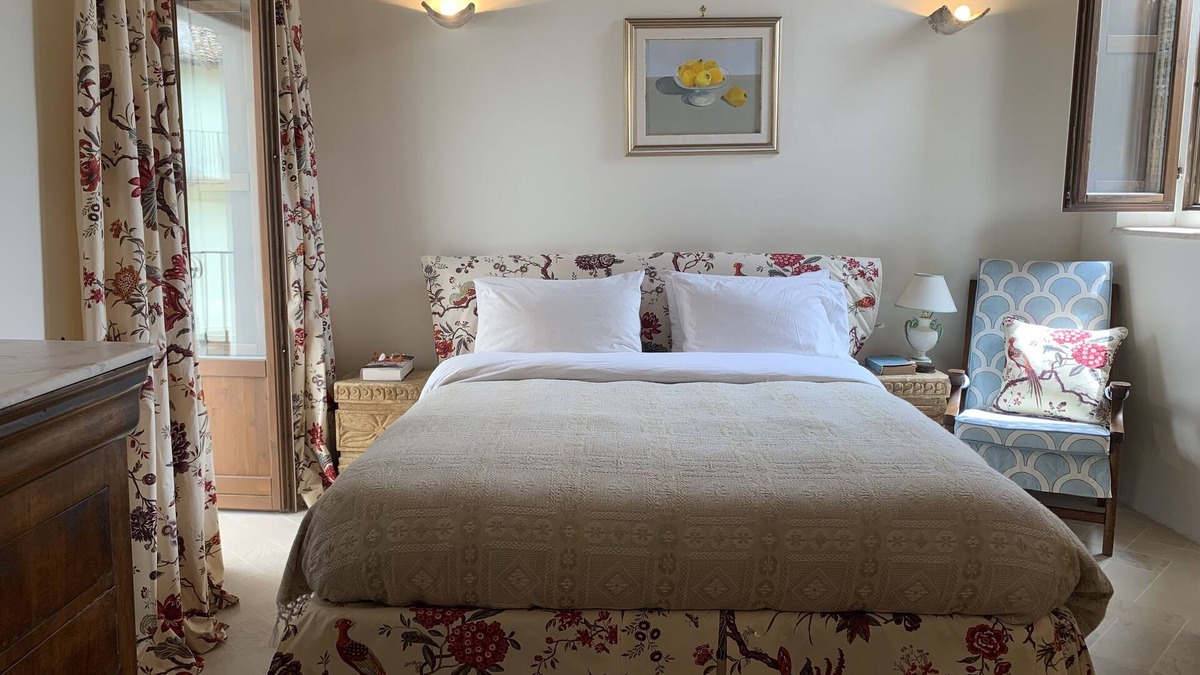 Pacentro House | Castle-view holiday home nestled in national parkn