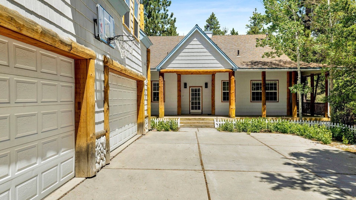 Eagle Mountain Estates Cabin | Castlewood Retreat at Big Bear | Central Modern Family Chalet