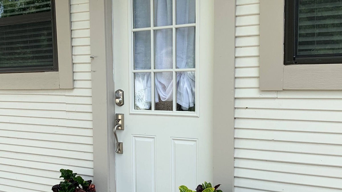 Castroville Apartment | Castroville, Little Alsace of Texas, cozy backhouse! 20 minutes to theme parks