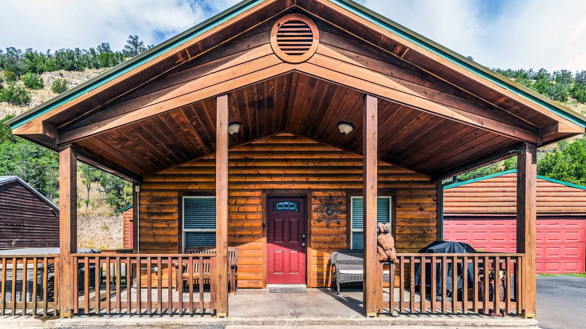 Alto Cabin | Casual Comforts with hot tub and Pet Friendly!