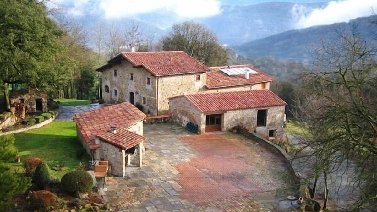 Sant Joan les Fonts Cottage | Catalan farmhouse from the 11th century, within the Natural Park. 10-1