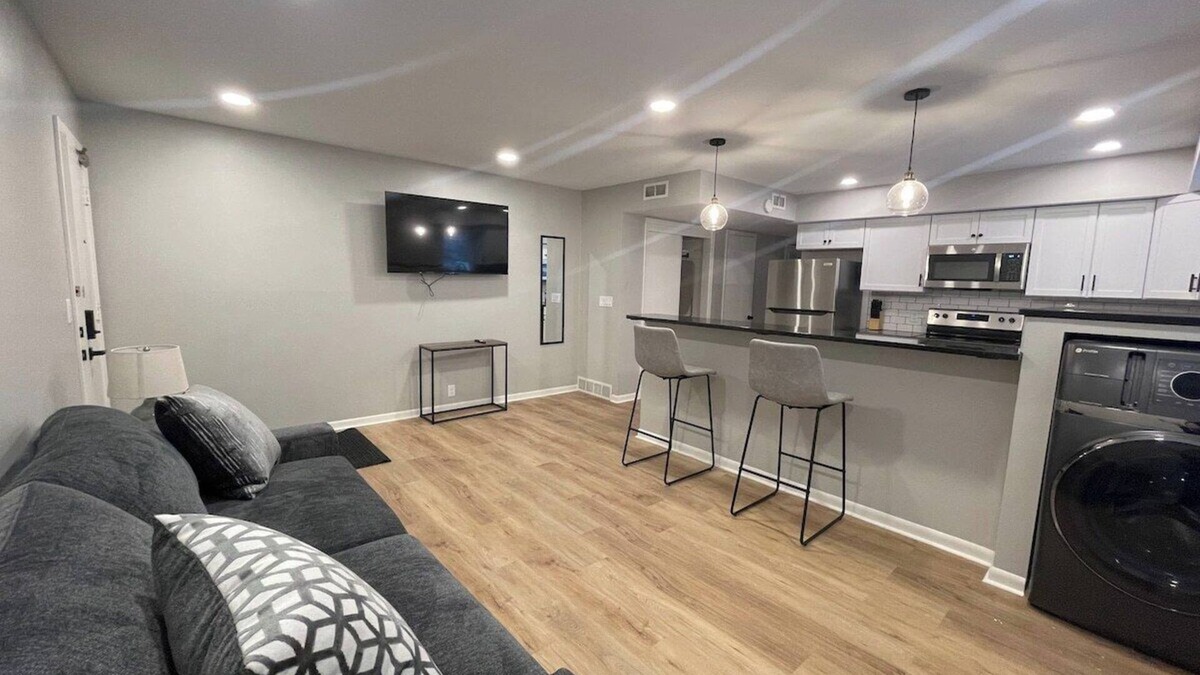 Joslyn Castle Apartment | Cathedral 6-Walk to UNMC!