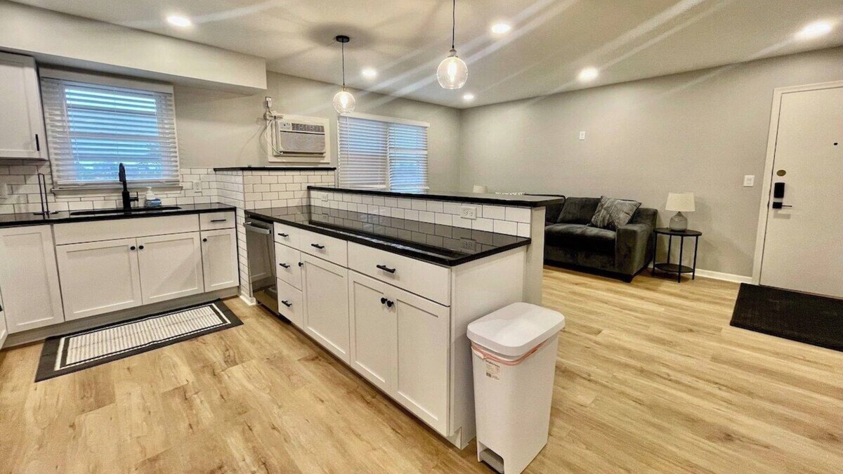 Joslyn Castle Apartment | Cathedral 7-New & Modern near UNMC