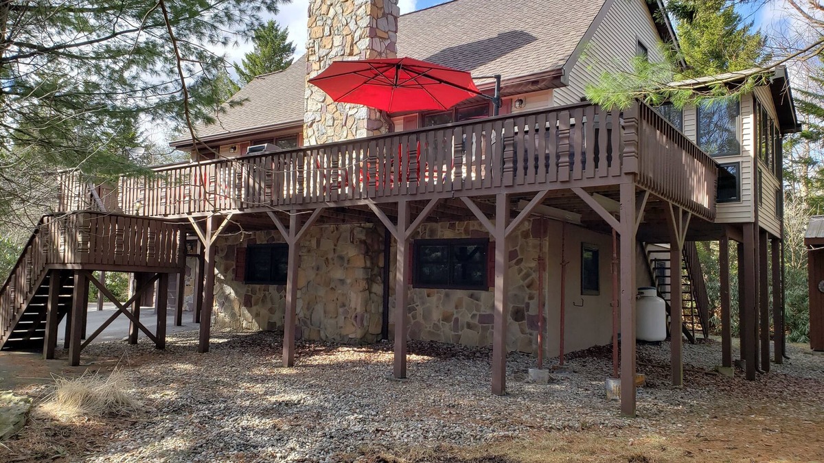 Long Pond House | Cathedral ceilings Lodge, Hottub, Game Room, Firepit & a lot of room to sleep