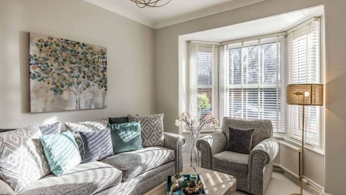Lincoln House | Cathedral Quarter House with parking for 2 cars. 5 mins walk to Cathedral