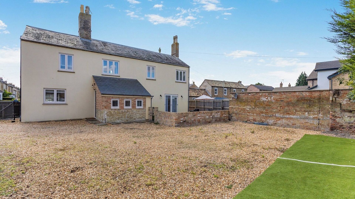 Ely Cottage | Cathedral View Farmhouse