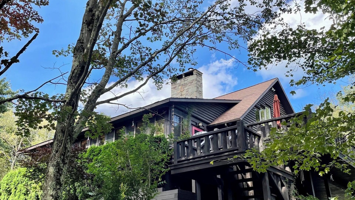 Bovina Center Ski Chalet | Catskill Mountaintop Log Retreat - A quiet nature retreat