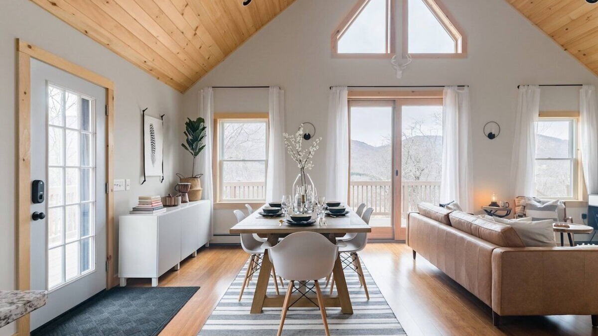Hobart Cabin | Catskills Cabin Surrounded by Breathtaking Mountain Views