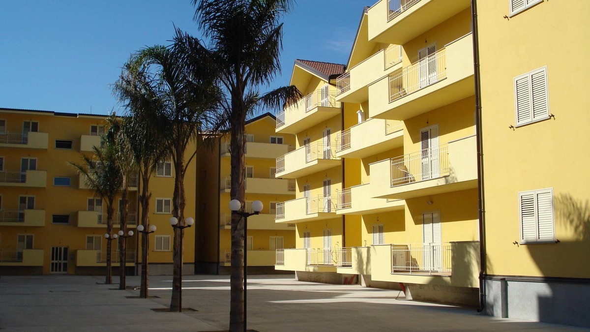 Stignano Mare Apartment | Caulonia Marina. A/C, modern, shared pool, close to beach and amenities.