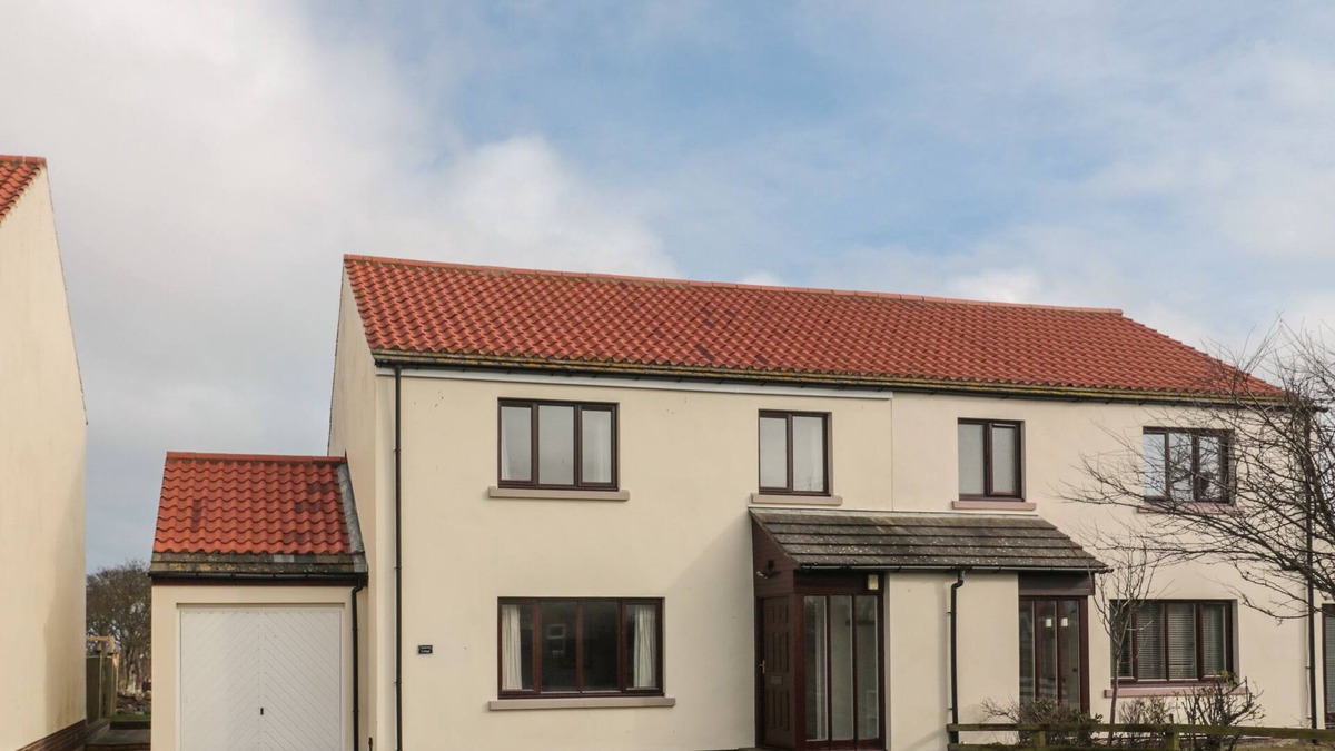 Berwick-upon-Tweed House | CAUSEWAY COTTAGE, pet friendly, with a garden in Holy Island