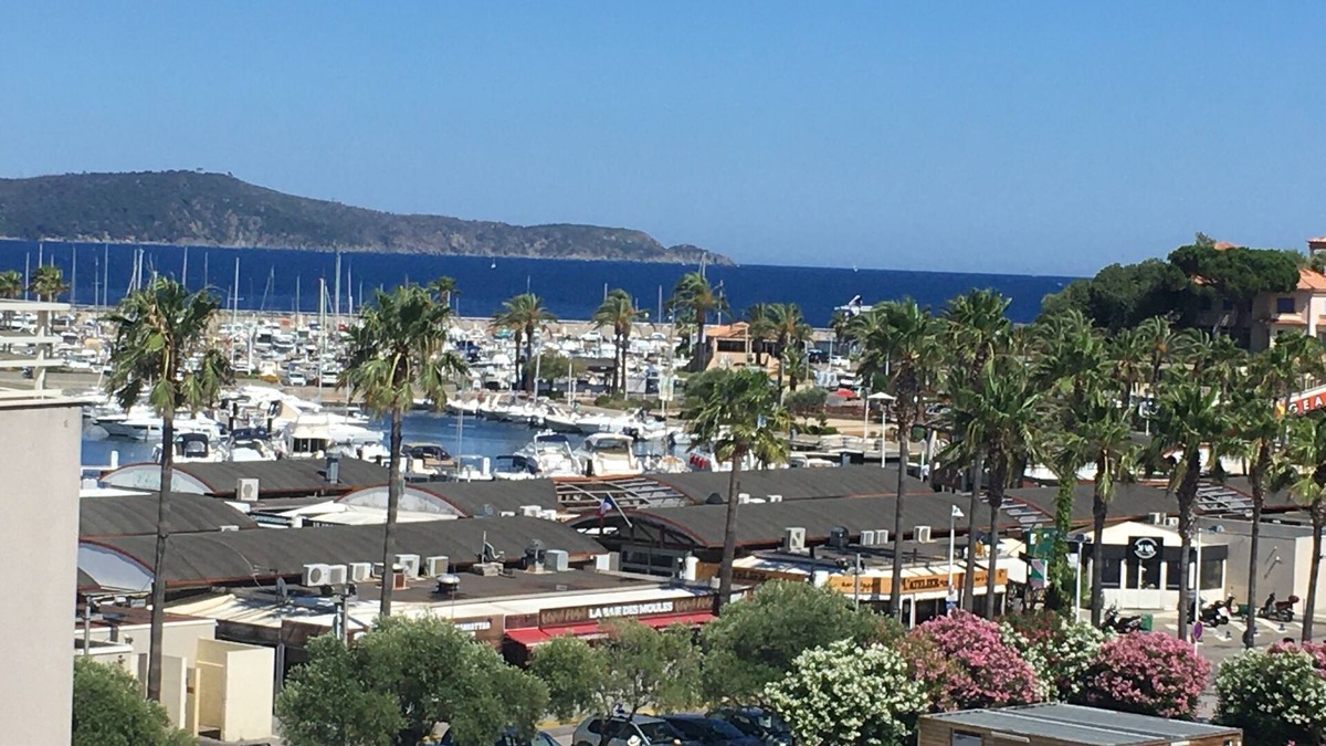 Cavaliere Apartment | Cavalaire - Studio-conditioned cabin SEA downtown at 100 meters from the beach