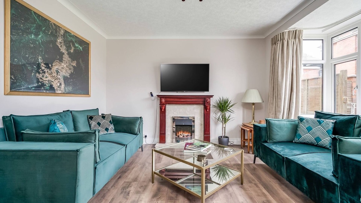 Belfast House | Cavehill View. An elegant 4 BR house with parking. Your perfect Belfast retreat!