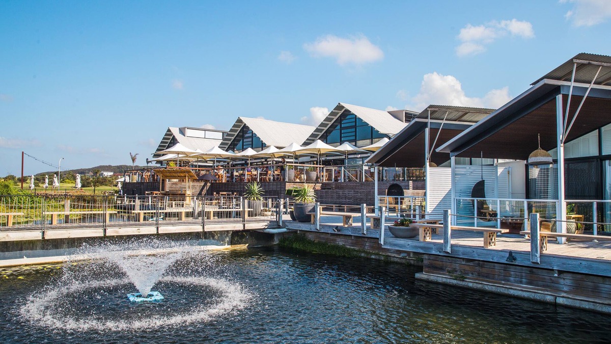 Caves Beach Hotel | Caves Coastal Bar & Bungalows