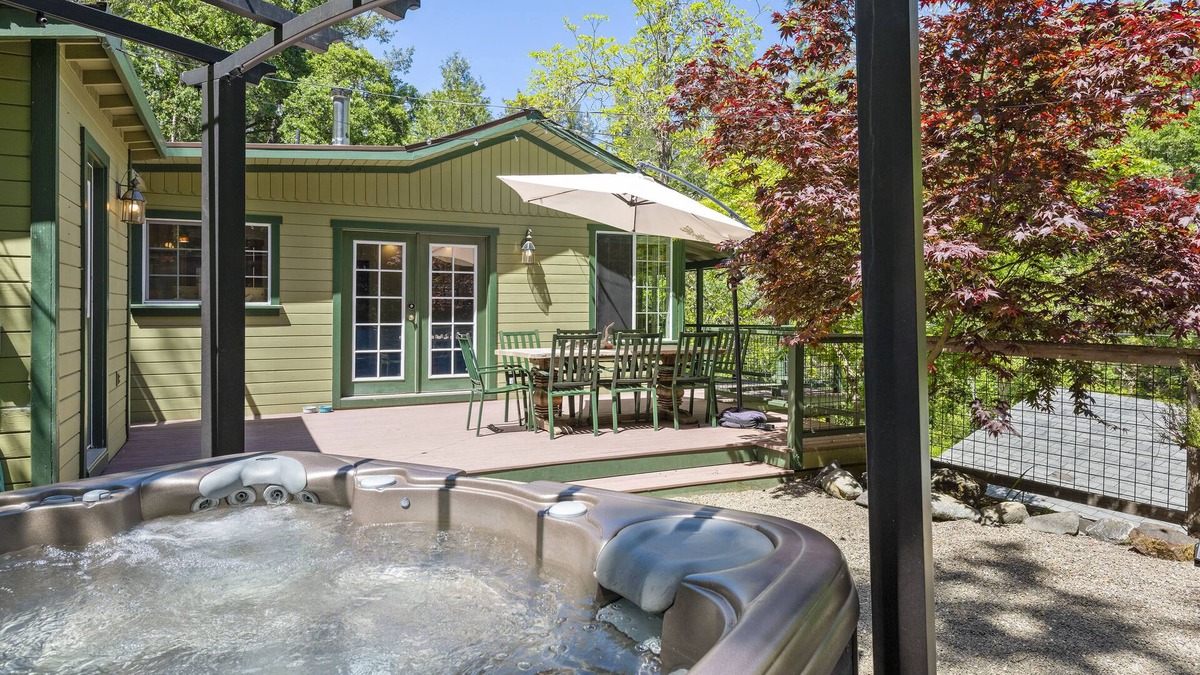 Cazadero Cabin | Caz-A-Verde ~ Beautiful Spot along well-known cycle route, hot tub, forest