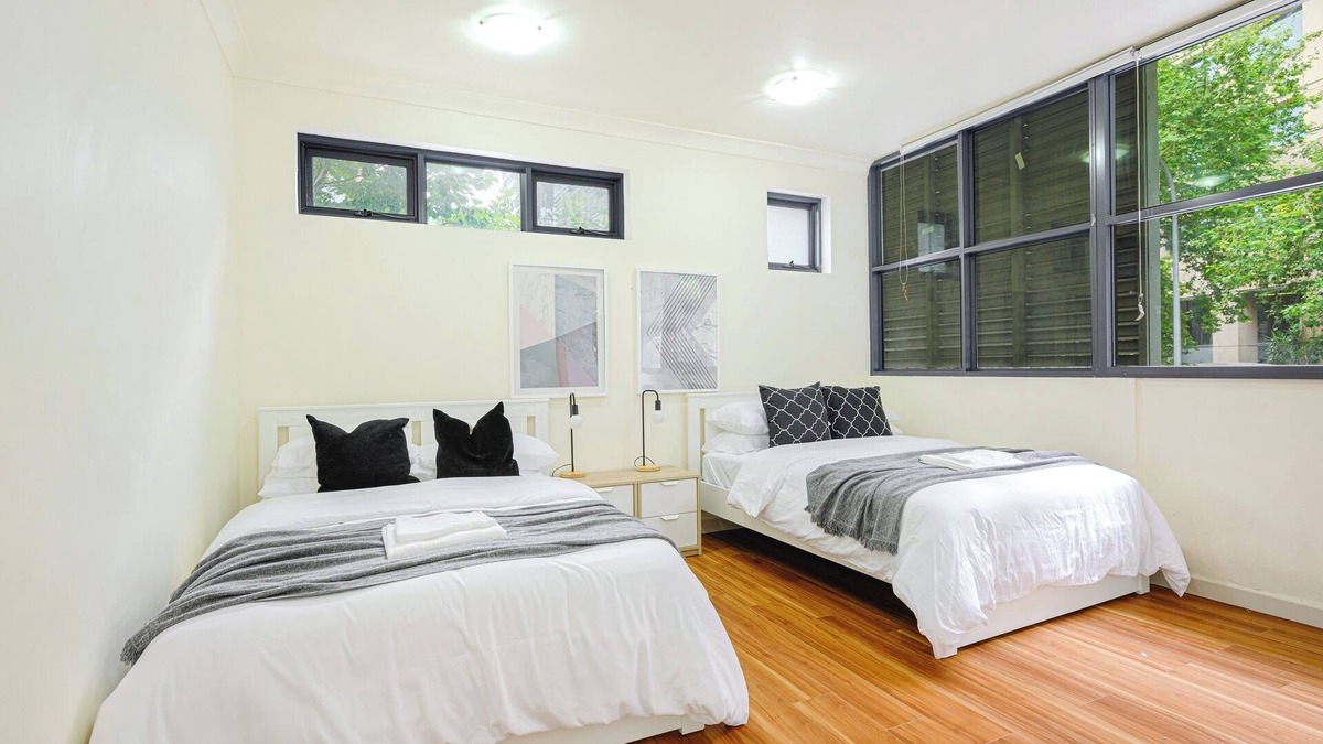 Chinatown Apartment | CBD 3br apt for 8 guests near Train & Shopping in Ultimo