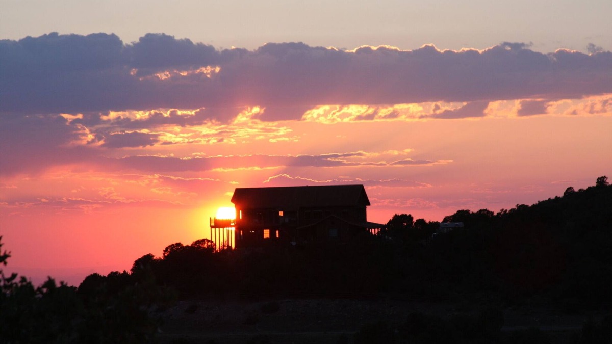 Spanish Valley Cabin | Cedar Bend Lodge Cabin @ Whispering Oaks, 20 miles from Moab!