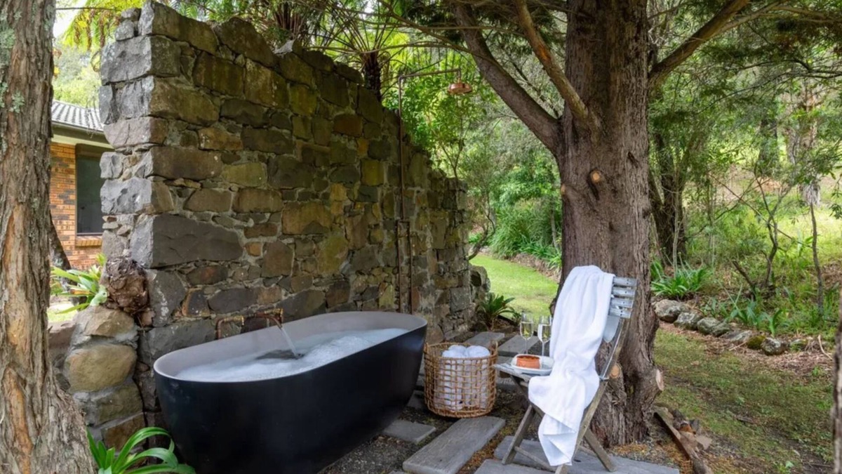 Broughton Village House | Cedar Corner – serene rural retreat