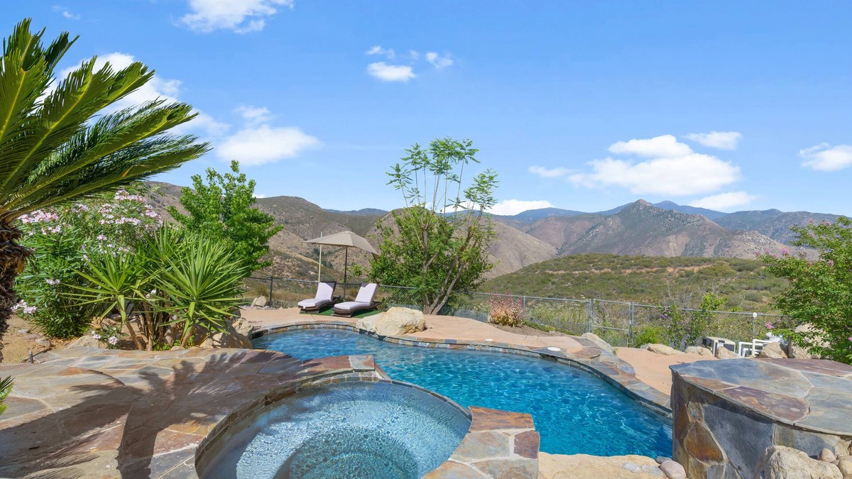 Ramona House | Cedar Creek Falls - Mountain and Milky Way Star Views!
