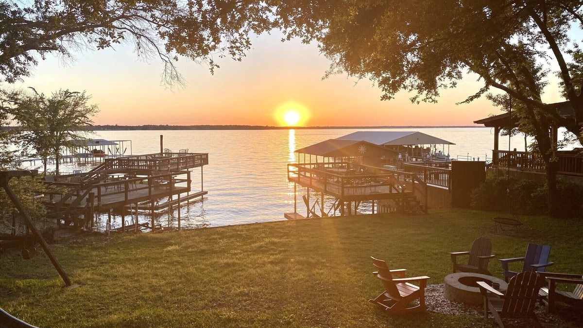 Leisure Land House | Cedar Creek Lake front! Canton, Large fenced yard, WIFI, Kayaks, Swings…