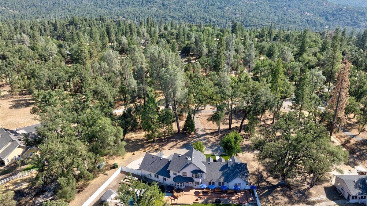 Oakhurst House | Cedar Creek Lodge with POOL/hot tub/sleeps 24!