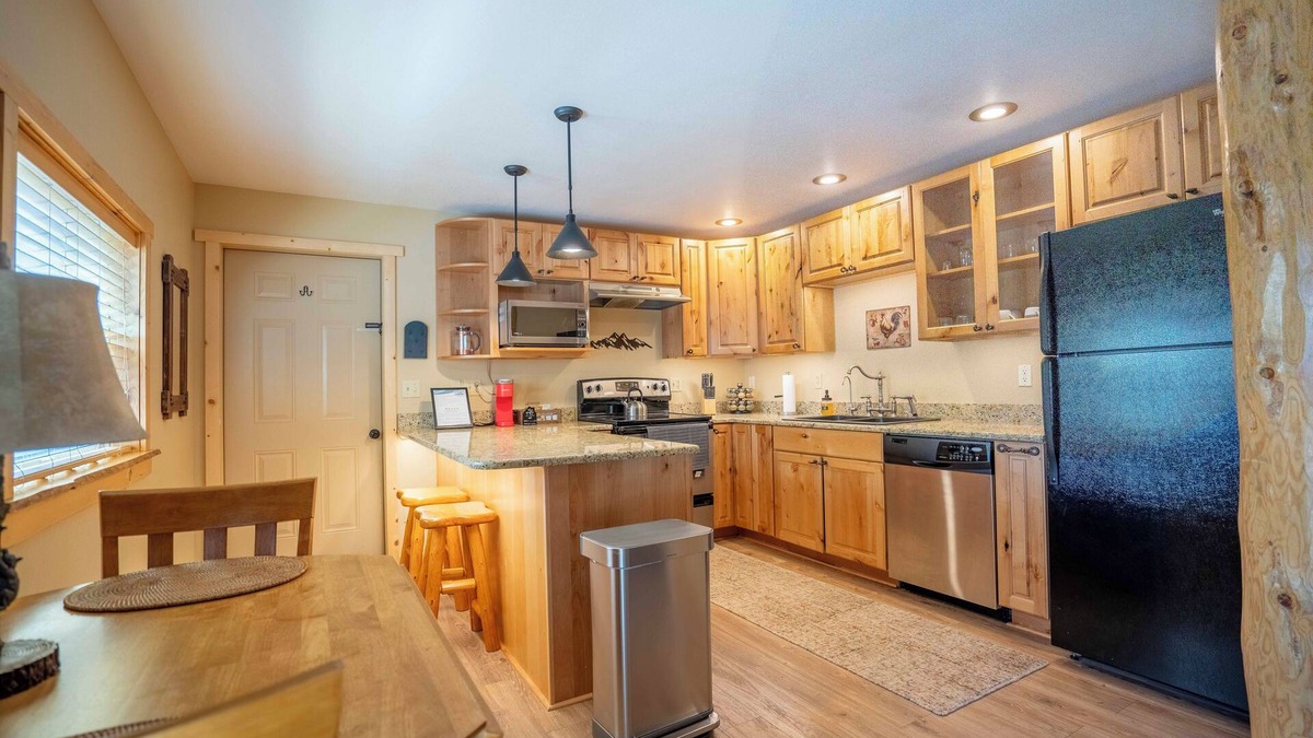 Enterprise House | Cedar Haven Cottage - Pet Friendly! Private BBQ, Deck & Yard