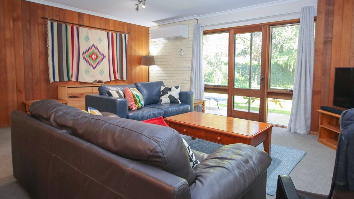 Bright Apartment | CEDAR HOLIDAY UNITS - APARTMENT 1: Bright