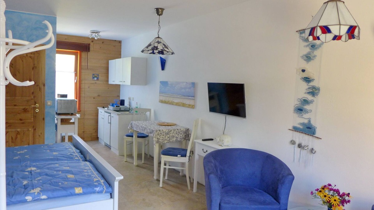 Hinrichshagen Apartment | Cedar log cabin ZBZ Stella - Guesthouses Eva-Maria and Reinhard Köhler