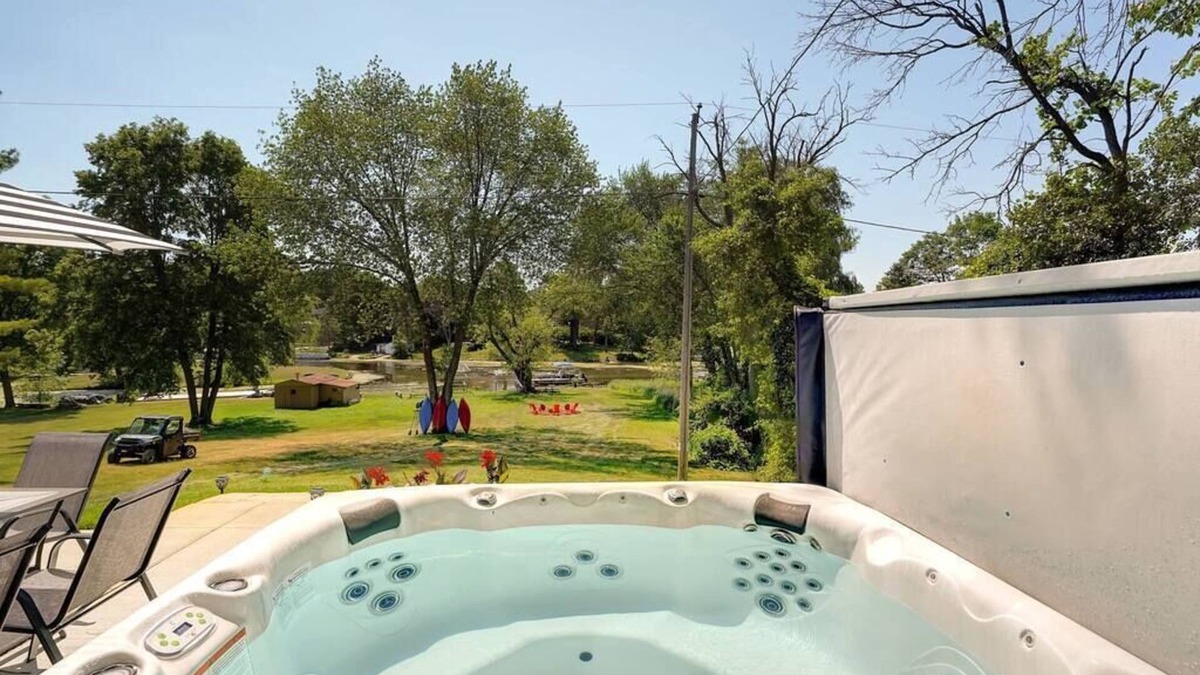 Tichigan House | Cedar Point Retreat-Hot tub, Kayaks, Ice Fishing