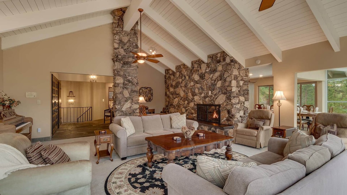 Lincoln Park House | Cedar Ridge Lake-house, 5 Bedroom in a beautiful quiet neighborhood (ZC221)