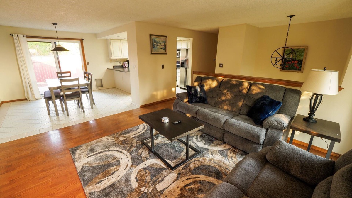 Mount Vernon House | Cedarwood Manor - The Perfect Home for the Family!