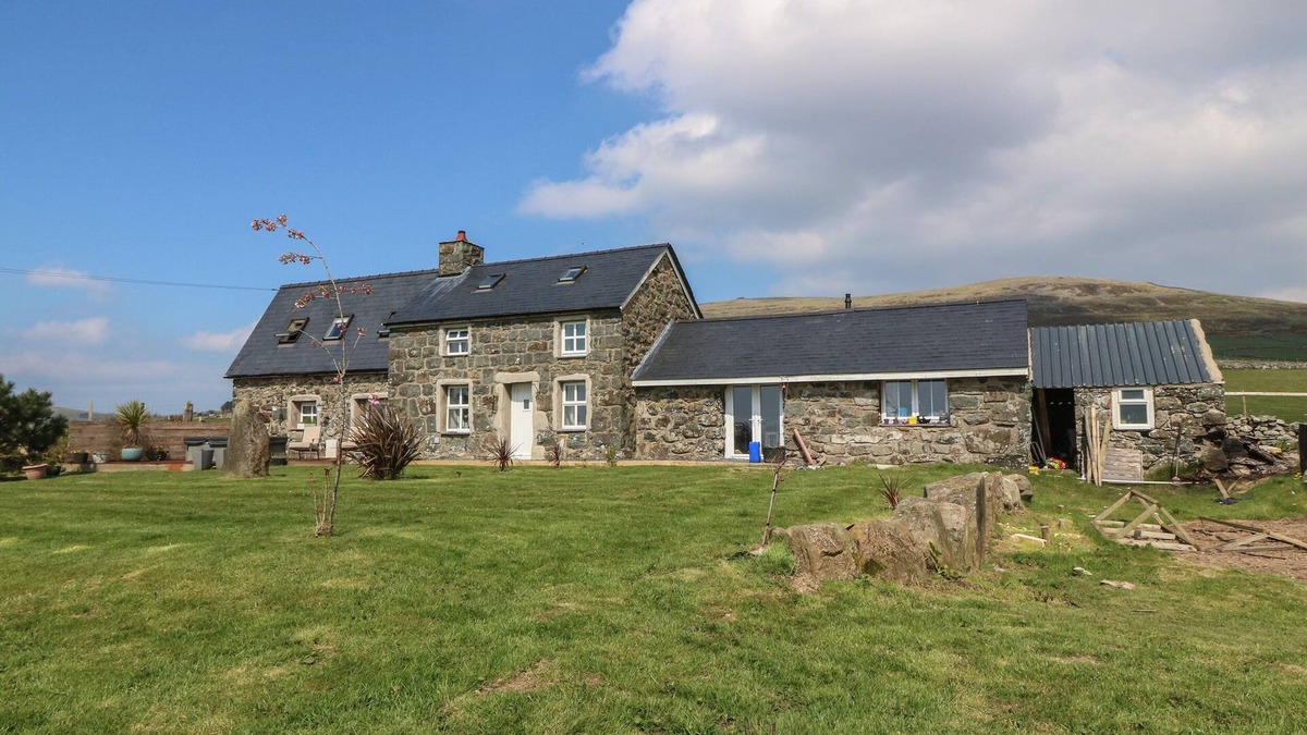 Rhyd-y-clafdy Cottage | CEFNBRON, pet friendly, character holiday cottage in Trefor
