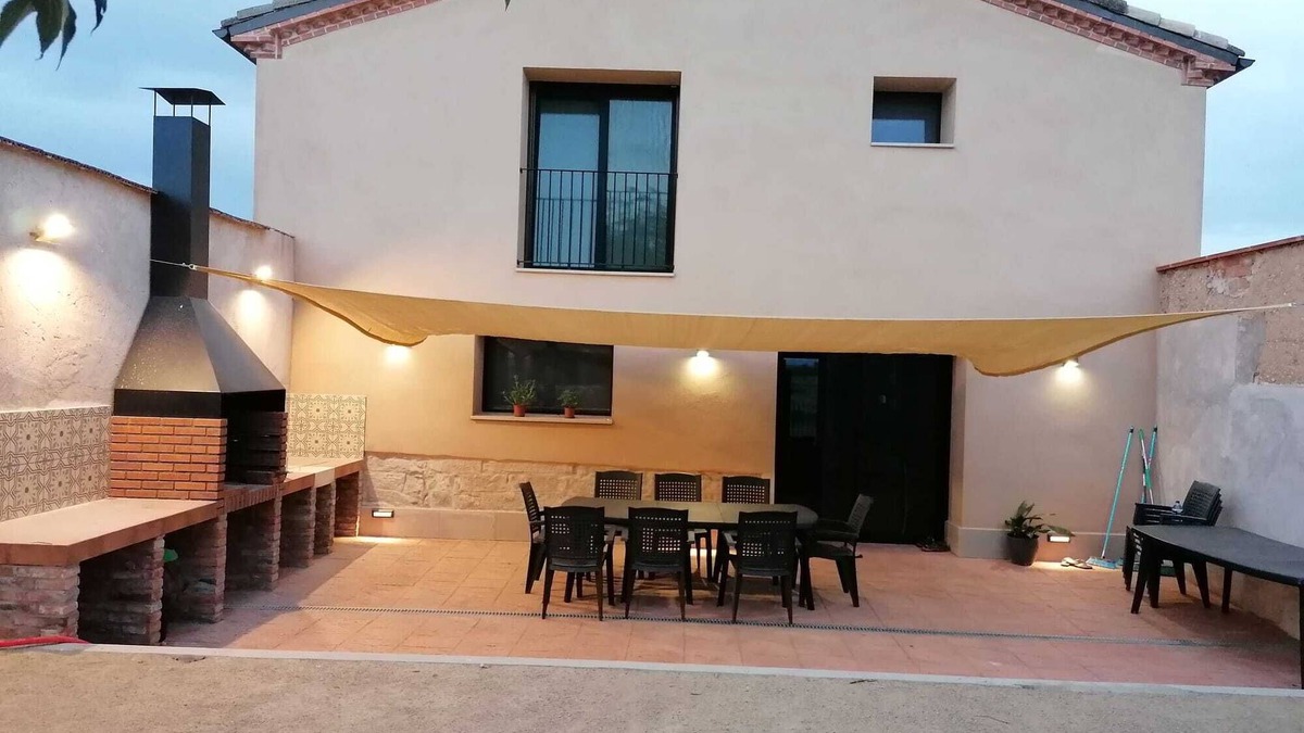 Ivars D'Urgell Cottage | Centennial farmhouse with views of the natural area of l'Estany d'Ivars i Vila-sana!