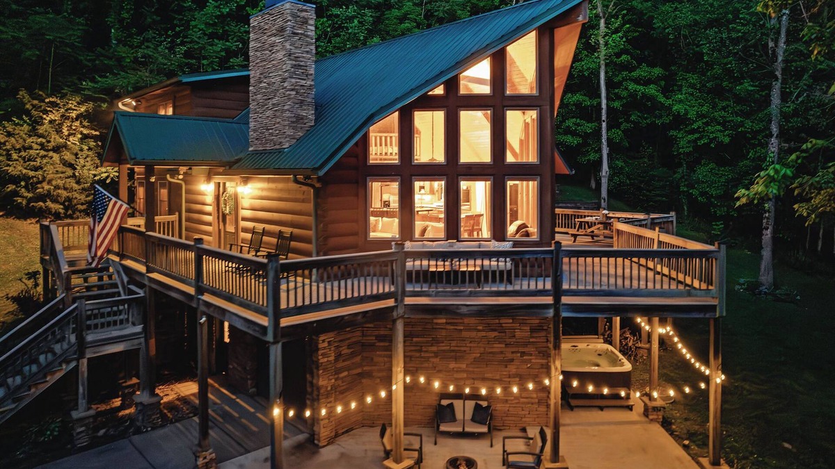 Smithville Ski Chalet | Center Hill Lake Cabin with Hot Tub & Lake Access