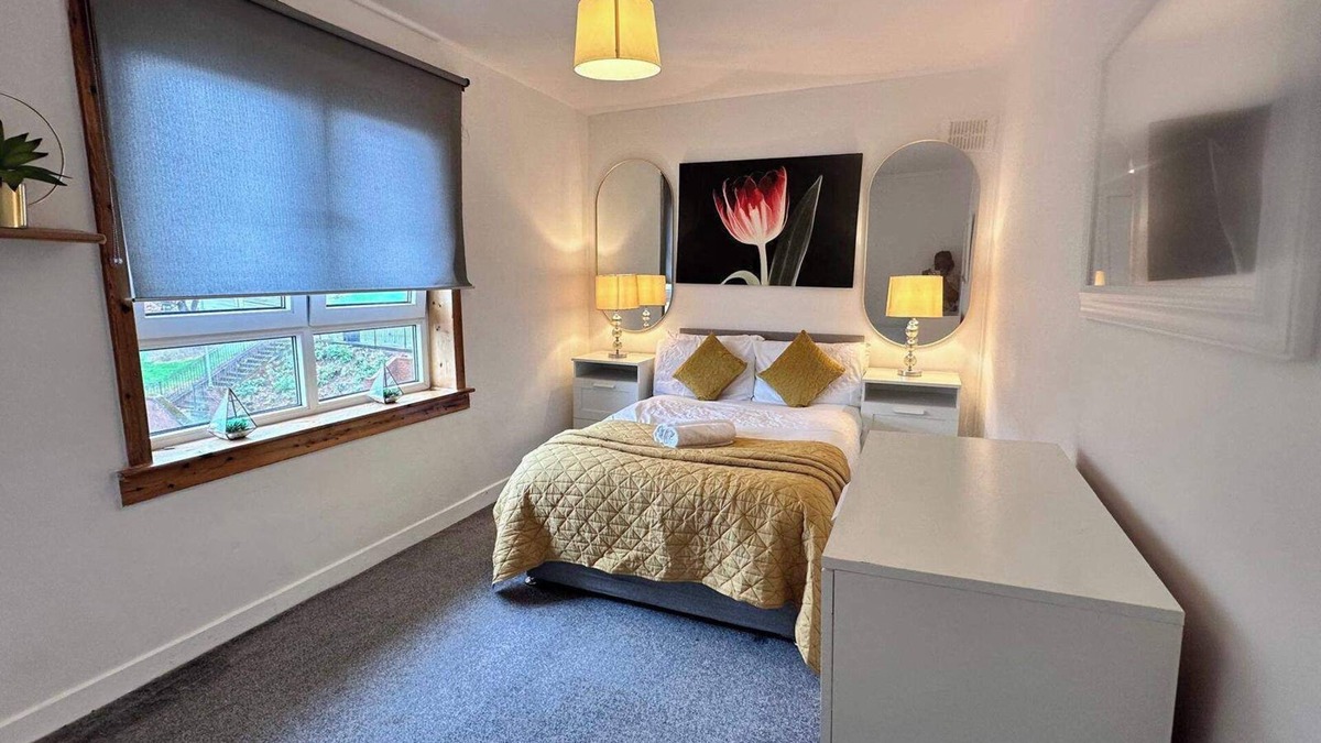 Greenock Apartment | Central 1-Bed Apt, Sleeps 4, 5 mins to Station