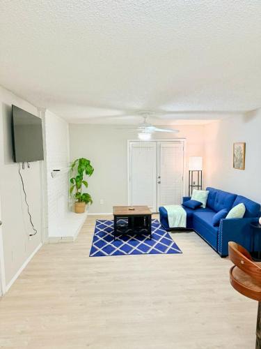 Addison Apartment | Central 1BR Retreat by Hospital and tollway