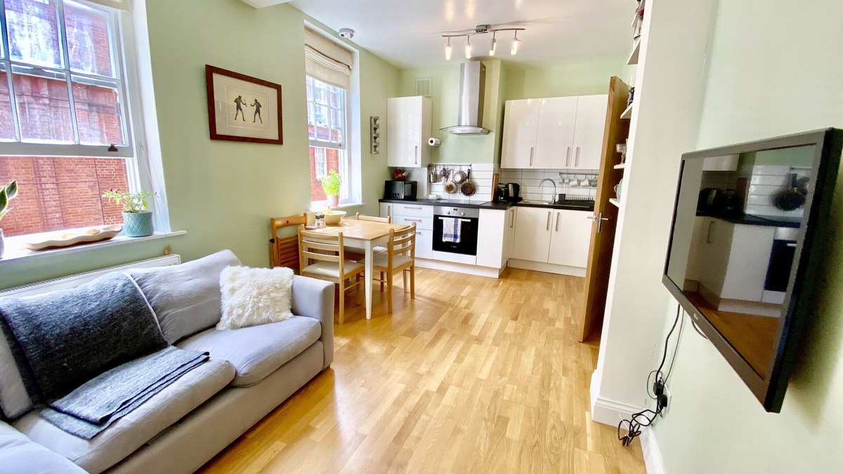 Soho Apartment | Central 2 Bedroom Flat - CONTACT US FOR PRICES FOR 90 DAY+ STAYS!