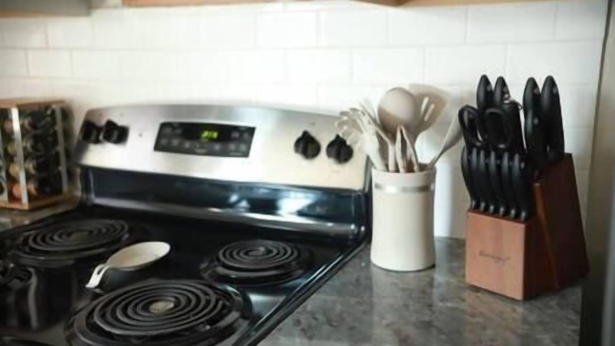 Sunset House | Central 2 bedroom with fully stocked kitchen